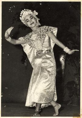 การแสดงนาฎศิลป์ที่บ้านบาตร