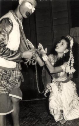 การแสดงของคณะนาฏศิลป์ไทย ผกาวลีนาฏดุริยางค์ ที่โรงละครบ้านบาตร