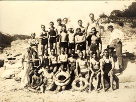 ภาพอาจารย์ประสิทธิ์ ศิลปบรรเลงกับเพื่อนนักศึกษา ขณะศึกษาที่ประเทศญี่ปุ่น