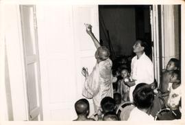 พิธีสงฆ์ในการเปิดโรงละครของโรงเรียนผกาวลีนาฏดุริยางค์