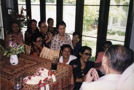 อ.ประสิทธิ์ ให้พรแก่ลูกศิษย์นาฏศิลป์ผกาวลี