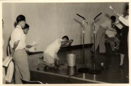 การออกอากาศสดทางวิทยุ โดยคณะผกาวลี