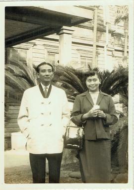 ภาพอาจารย์ประสิทธิ์ กับ อาจารย์ลัดดา ในต่างประเทศ