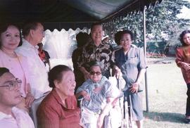 ภาพงานเลี้ยงแสดงความยินดีที่รับรางวัลศิลปินแห่งชาติ ที่บ้านพลเอก โชคชัย-วัลย์ดา หงส์ทอง