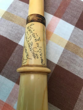 ภาพปี่ชวาที่สมเด็จวังบูรพาฯ ใช้ฟาดศีรษะนายศร พร้อมทั้งคำจารึก โดยสมเด็จวังบูรพาฯ