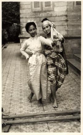 การแสดงนาฎศิลป์ที่ลานหน้าบ้านหลวงประดิษฐไพเราะ บ้านบาตร