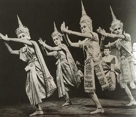 การแสดงของคณะนาฏศิลป์ไทย โรงเรียนผกาวลีนาฏดุริยางค์