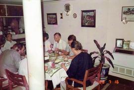 รับประทานอาหารที่บ้าน ดร.กุลธร ศิลปบรรเลง