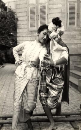 การแสดงนาฎศิลป์ที่ลานหน้าบ้านหลวงประดิษฐไพเราะ บ้านบาตร