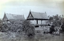 สันนิฐานว่าเป็นบ้านที่อัมพวาของคุณหลวงประดิษฐไพเราะ