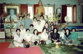 ภาพ อ.ประสิทธิ์ กับ อ.ลัดดา และครอบครัว ทำบุญที่วัดปากน้ำ ให้คุณหญิงชิ้น ศิลปบรรเลง