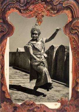 ภาพถ่าย อ.ลัดดา แต่งชุดนาง ในต่างประเทศ