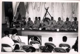 ภาพพระสงฆ์เจริญพระพุทธมล เนื่องในโอกาสเปิดโรงละครของโรงเรียนผกาวลีนาฏดุริยางค์ ที่บ้านบาตร