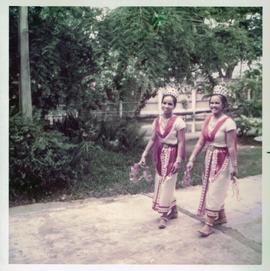 ภาพถ่าย ดลฤทัย บิณฑดิษฐ์  และ วัลลภา พุ่มพิพัฒน์ ระบำฉิ่ง ปี 1974