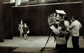 คณะนาฏศิลป์ไทยผกาวลีออกโทรทัศน์ที่ประเทศสหรัฐอเมริกา