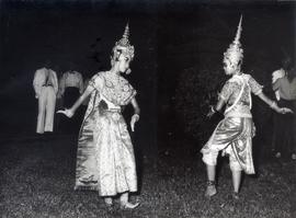 รำอวยพร วัลย์ลดา ศิลปบรรเลง และ สุดารัตน์ สารตายน