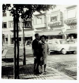 ภาพอาจารย์ประสิทธิ์ กับ อาจารย์ลัดดา ในต่างประเทศ