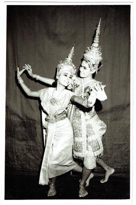 รำอวยพร จุไรรัตน์ ดิษฐ์ปัญญา และ นาง  แน่งน้อย กลั่นเจริญ