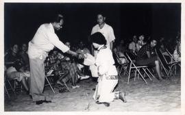 อ.ลัดดา แสดงระบำจีนที่ชายหาด