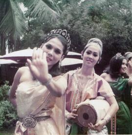 ภาพถ่าย แน่งน้อย กลั่นเจริญ และ เกศินี สุนชิรารัตน์ ระบำกลอง ในปี 1974