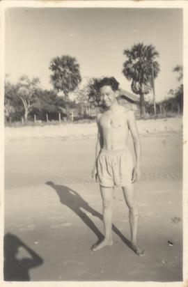 ดร.กุลธร ศิลปบรรเลง ที่ชายหาดหัวหิน