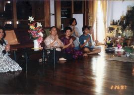 ภาพถ่ายครอบครัวศิลปบรรเลงที่บ้านสุขุมวิท39งานทำบุญวันเกิด อ.ประสิทธิ์ ศิลปบรรเลง ที่บ้านเลขที่ 56...