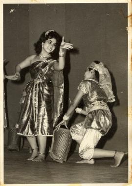 การแสดงของคณะนาฏศิลป์ไทย โรงเรียนผกาวลีนาฏดุริยางค์