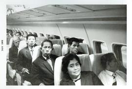 คณะนาฏศิลป์ไทยผกาวลีภายในเครื่องบิน เพื่อเดินทางไปแสดงนาฏศิลป์ในยุโรปและอเมริกา