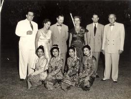 คณะผกาวลีนาฏดุริยางค์ และ ผู้ชมชาวต่างขาติ ที่บ้านบาตร