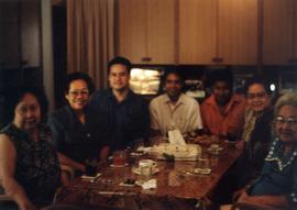 ภาพถ่ายอาจารย์ลัดดา (สารตายน) ศิลปบรรเลง ขณะรับประทานอาหาร