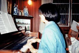 การซ้อมร้องเพลงเพื่ออัดสียงเป็นแผ่นซีดี ชุดมหาวิทยาลัยอัสสัมชัน ที่บ้าน ดร.กุลธร ศิลปบรรเลง