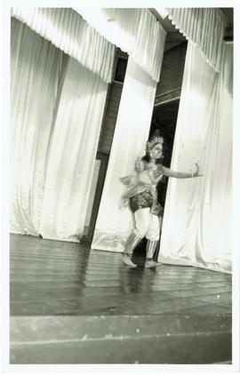 การแสดงของคณะนาฏศิลป์ไทย ผกาวลีนาฏดุริยางค์ ที่โรงละครบ้านบาตร