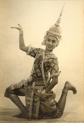 ภาพถ่าย เสาวภาคย์ อนันตศัพท์ ในชุดพระ