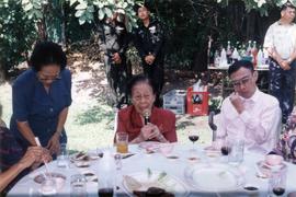 ภาพงานเลี้ยงแสดงความยินดีที่รับรางวัลศิลปินแห่งชาติ ที่บ้านพลเอก โชคชัย-วัลย์ดา หงส์ทอง