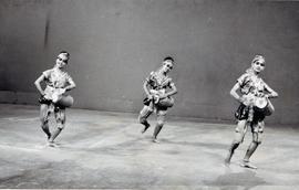 ภาพถ่าย นารี สุดารัตน์ และสายสมร ระบำกลองยาว ออกโทรทัศน์