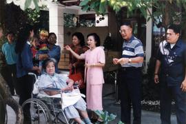 ภาพงานเลี้ยงแสดงความยินดีที่รับรางวัลศิลปินแห่งชาติ ที่บ้านพลเอก โชคชัย-วัลย์ดา หงส์ทอง