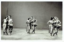 คณะละครผกาวลี ระบำกลอง ออกโทรทัศน์