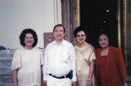 ฉลองวันเกิดครบ 60 ปี ของ ดร.กุลธร ศิลปบรรเลง ที่หน้าพระอุโบสถ วัดเทพศิรินทราวาส