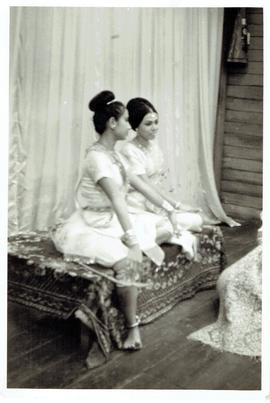 การแสดงของคณะนาฏศิลป์ไทย ผกาวลีนาฏดุริยางค์ ที่โรงละครบ้านบาตร