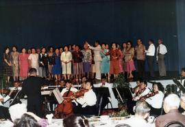 อ.ลัดดา และ ลูกศิษย์ร้องเพลงงานอวยพรให้ อ.ประสิทธิ์ ซึ้งกำกับวงดนตรีอยู้ด้านล่าง