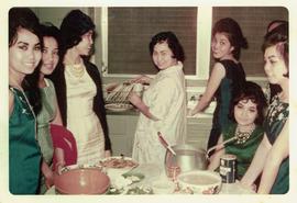 ภาพถ่าย อ.ลัดดา และ ลูกศิษย์ คณะละครผกาวลี