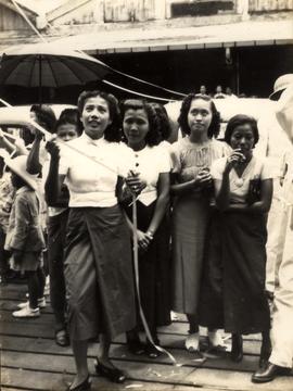 คุณหญิงชิ้น ศิลปบรรเลง (คนขวามือสุด) กับ ลัดดา ศิลปบรรเลง (คนที่ 2 จากขวามือ)