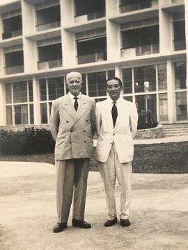 ภาพถ่ายอาจารย์ประสิทธิ์กับ Prof. Klaus Pringsheim ที่กรุงเทพมหานคร ประเทศไทย