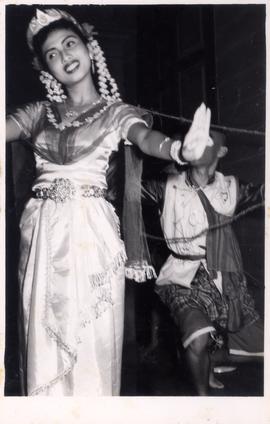 การแสดงของคณะนาฏศิลป์ไทย ผกาวลีนาฏดุริยางค์ ที่โรงละครบ้านบาตร