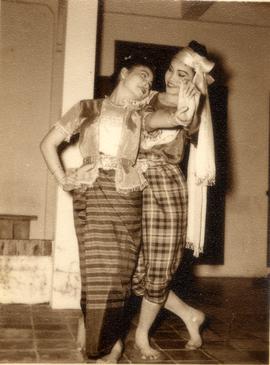 การแสดงนาฏศิลป์ของโรงเรียนผกาวลีนาฏดุริยางค์