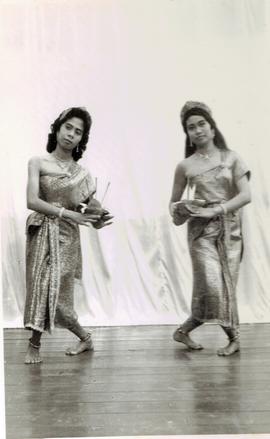 รำลอยกระทง สุดารัตน์ สารตายน และ ลัจจา ดิษฐ์ปัญญา