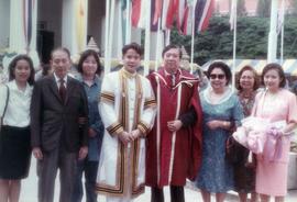 ภาพถ่ายอาจารย์ประสิทธิ์ ศิลปบรรเลง ในงานวันปริญญาบัตรของหลานชาย