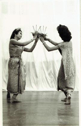 รำลอยกระทง สุดารัตน์ สารตายน และ ลัจจา ดิษฐ์ปัญญา