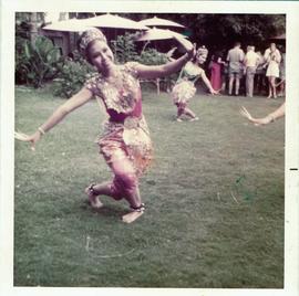 ภาพถ่าย ปานจิตต์ สนพิบูลย์ และ ระพีพรรณ พุ่มพิพัฒน์ ระบะกินรี ปี 1974