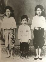 ภาพถ่ายอาจารย์ประสิทธิ์ ศิลปบรรเลง กับพี่สาว 2 คน